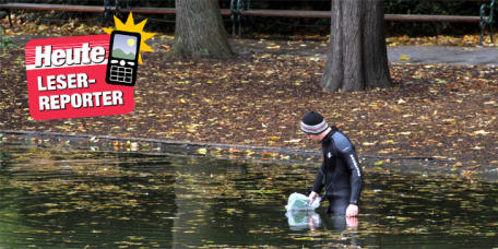 Der Mann bei seiner Suche im Teich des Stadtparks (© Leser-Reporter Erich Janschitz) 